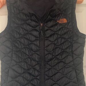 The North Face Women's Thermoball Black Vest with Copper Logo. Sz Sm